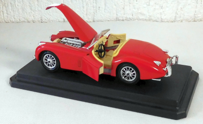 Bburago 1502 Jaguar XK 120 Roadster Rot (48) M1:24