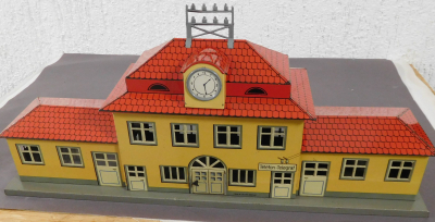 BUB #241118 Bahnhof mit seitlichen Anbauten, Durchgang, Fenster ausgestanzt geprägte Fensterrahmen
