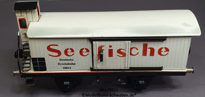 Märklin 19911 Spur 1, Gedeckter Güterwagen, mit Bremserhaus, Schiebetüren, Angeltüren, Seefische, 245 mm