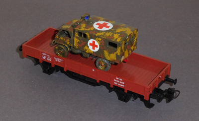 Märklin 4423 H0 Niederbordwagen bel.m.Sanifahrzeug, DB, OVP
