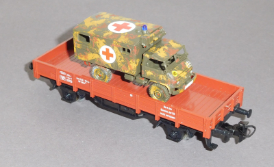 Märklin 4423 H0 Niederbordwagen bel.m.Sanifahrzeug, DB, OVP