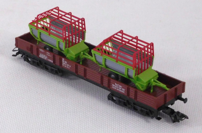 Märklin 4473 H0 Niederbordwagen Rlmms beladen mit 2 Heuladewagen, DB, OVP