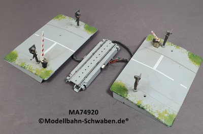 Märklin 74920 C-Gleis, Vollautomatischer Bahnübergang mit Halbschranken