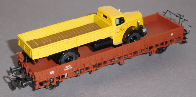 Piko 72029 H0 Rungenwagen Rmms33, bel.m. LKW Deutsche Post.Nr. 431 233, DB, OVP