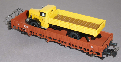 Piko 72029 H0 Rungenwagen Rmms33, bel.m. LKW Deutsche Post.Nr. 431 233, DB, OVP