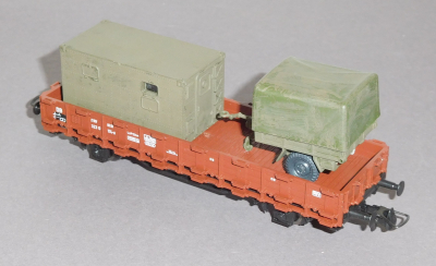 Roco #0005 H0 Rungenwagen, beladen mit militärischer Ausrüstung, DB, OVP