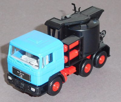Wiking 6890124 H0 LKW mit Gußasphaltkocher (MAN F90)