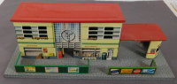Blech #241101 Bahnhof mit Anbau, Durchgang, Fenster ausgestanzt
