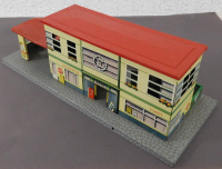 Blech #241101 Bahnhof mit Anbau, Durchgang, Fenster ausgestanzt