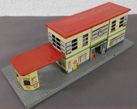 Blech #241101 Bahnhof mit Anbau, Durchgang, Fenster ausgestanzt