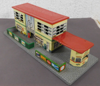 Blech #241101 Bahnhof mit Anbau, Durchgang, Fenster ausgestanzt