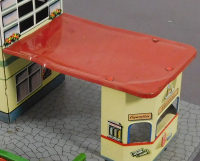 Blech #241101 Bahnhof mit Anbau, Durchgang, Fenster ausgestanzt