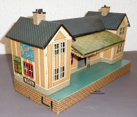 Blech #241101 Bahnhof mit aufgedruckten Uhren, Durchgang