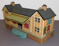 Blech #241101 Bahnhof mit aufgedruckten Uhren, Durchgang