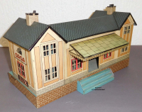 Blech #241101 Bahnhof mit aufgedruckten Uhren, Durchgang