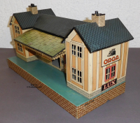 Blech #241101 Bahnhof mit aufgedruckten Uhren, Durchgang