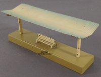 Märklin 422/4 Bahnsteig nach 1938, Breite Dachwellen, hellbeige/hellblau, Größe 200x45x80 mm