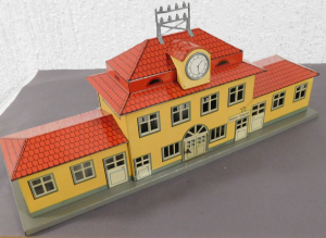 BUB #241118 Bahnhof mit seitlichen Anbauten, Durchgang, Fenster ausgestanzt geprägte Fensterrahmen