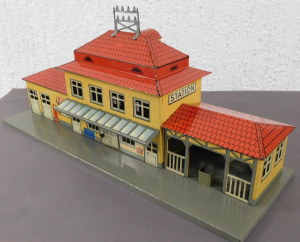 BUB #241118 Bahnhof mit seitlichen Anbauten, Durchgang, Fenster ausgestanzt geprägte Fensterrahmen
