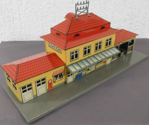 BUB #241118 Bahnhof mit seitlichen Anbauten, Durchgang, Fenster ausgestanzt geprägte Fensterrahmen