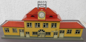 BUB #241118 Bahnhof mit seitlichen Anbauten, Durchgang, Fenster ausgestanzt geprägte Fensterrahmen
