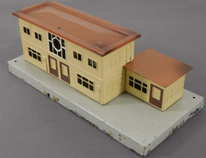 Märklin 414 Bahnhof mit Schuppen um 1949, Größe 260x120x90 mm