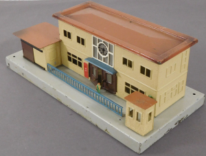 Märklin 414 Bahnhof mit Schuppen um 1949, Größe 260x120x90 mm