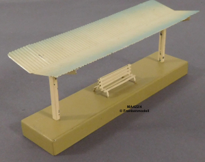 Märklin 422/4 Bahnsteig nach 1938, Breite Dachwellen, hellbeige/hellblau, Größe 200x45x80 mm